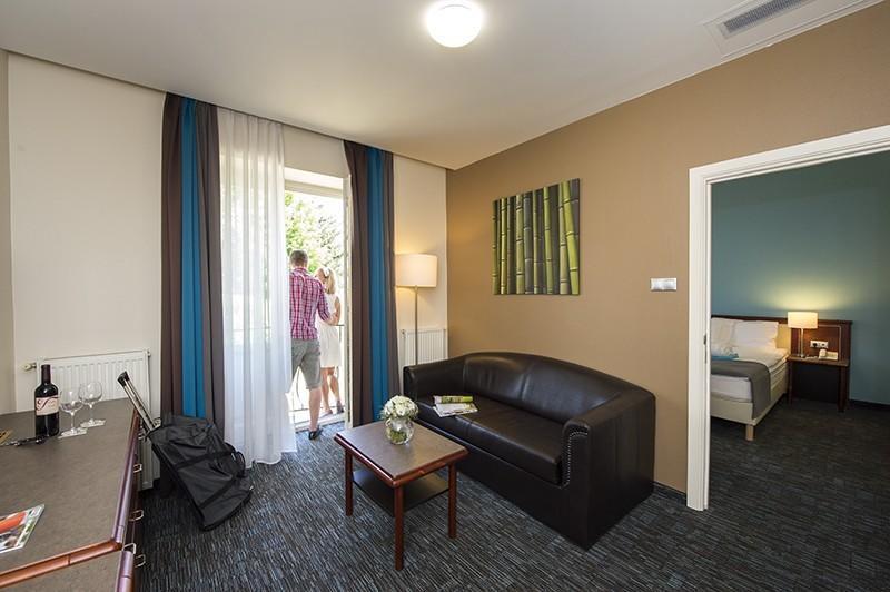 Old Lake Golf Hotel Tata Rom bilde